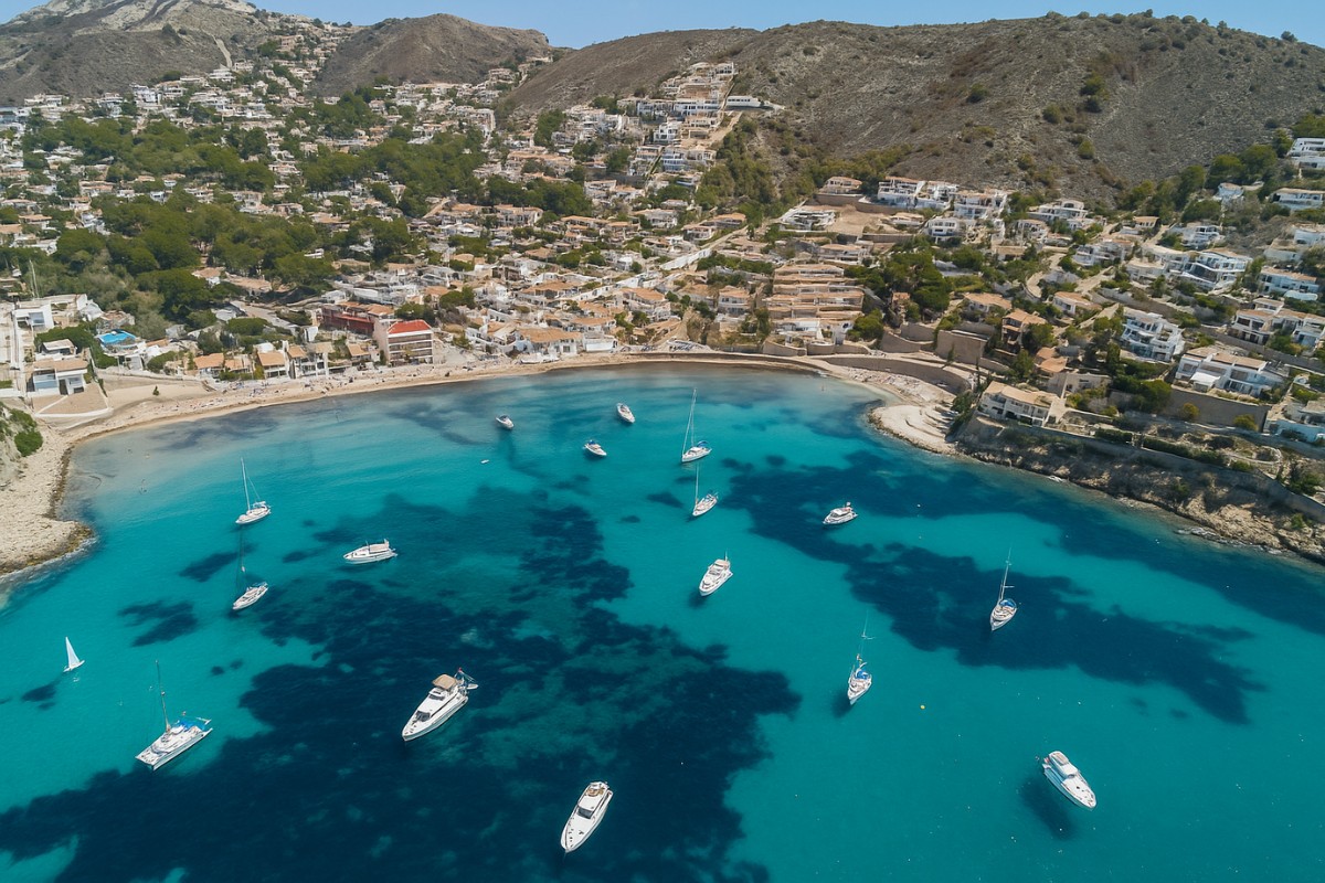 esta imagen muestra la costa de moraira