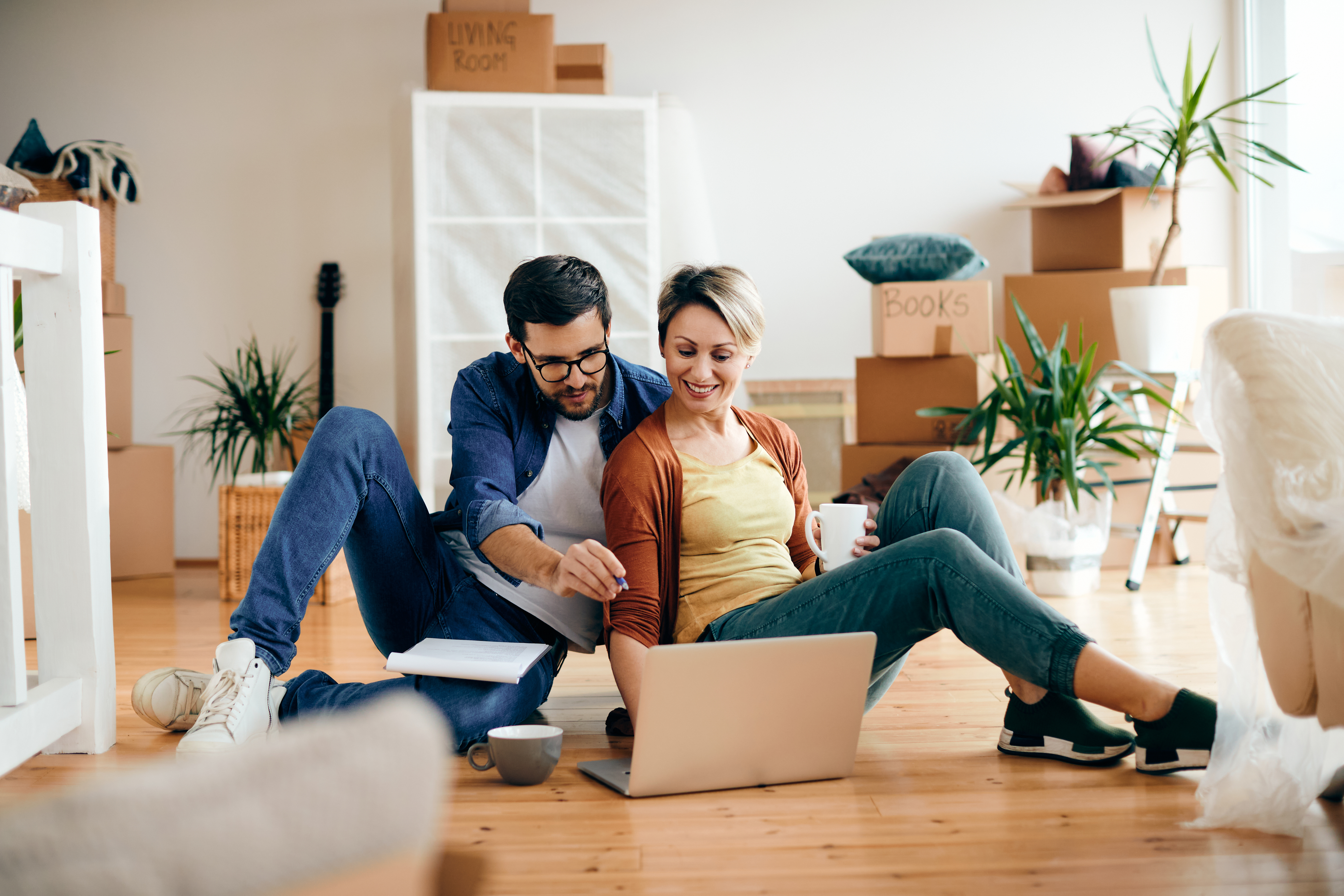 pareja estrenando casa