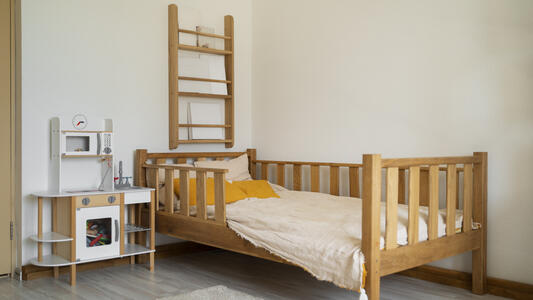 esta imagen muetsra una cama baja