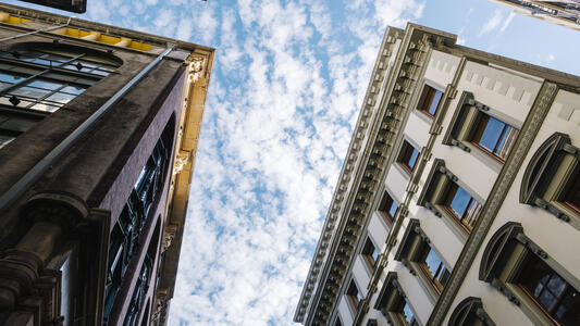 esta imagen muestra un conjunto de viviendas