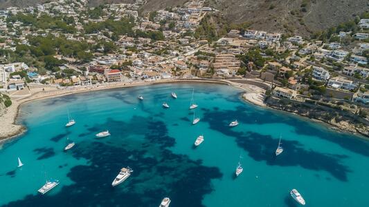 esta imagen muestra la costa de moraira