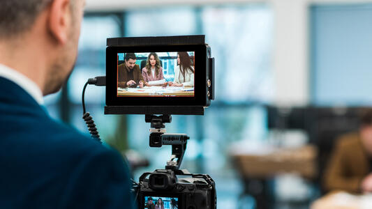 esta imagen muestra un fotografo profesional realizando un video corporativo