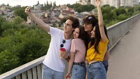 esta imagen muestra un grupo de amigos disfrutan al aire libre