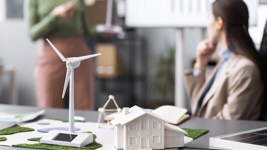 esta imagen muestra asesores buscan fuentes de energia alternativa