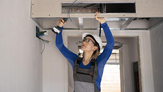 esta imagen muestra una mujer instalando aire acondicionado