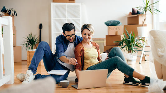 pareja estrenando casa