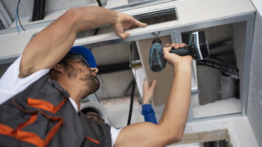 esta imagen muestra a un instalador trabajando